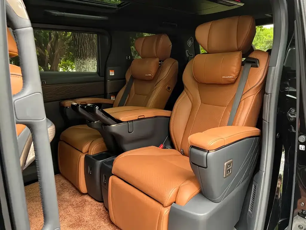 Toyota Alphard — фото 2