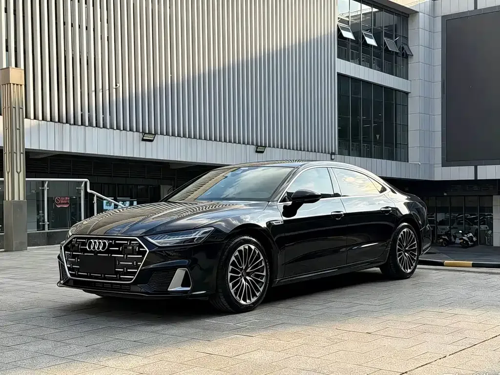 Audi A7L — фото 1