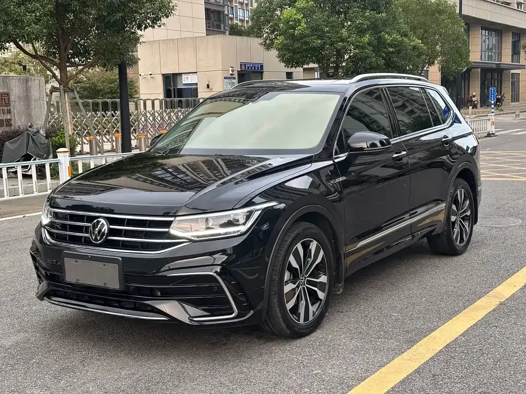 Volkswagen Tiguan L — фото 1