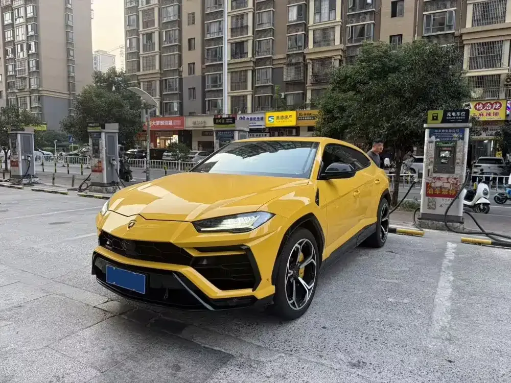 Lamborghini Urus — фото 1