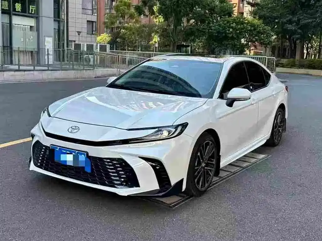 Toyota Camry — фото 1