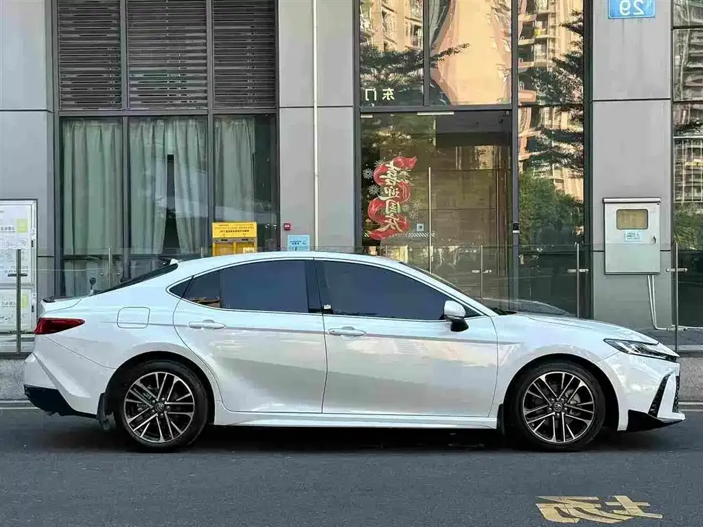 Toyota Camry — фото 5