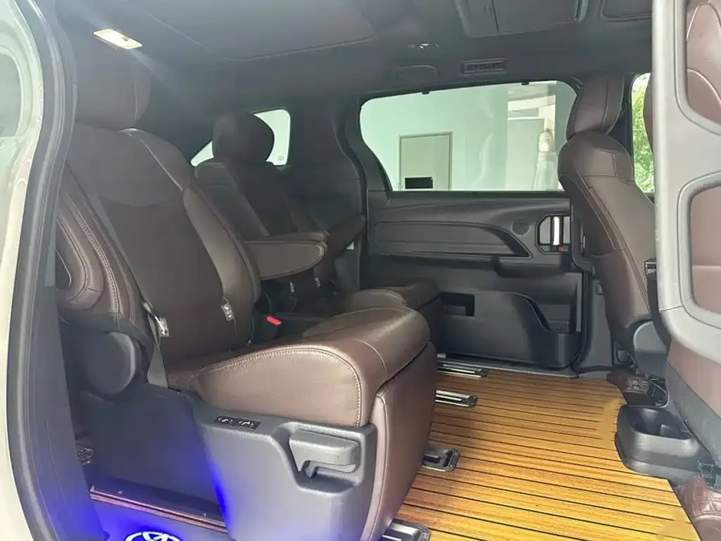 Toyota Sienna — фото 4