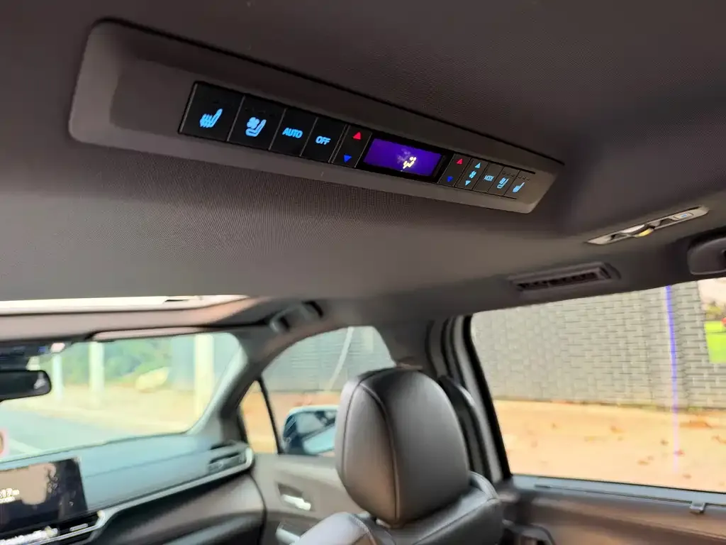 Toyota Sienna — фото 2