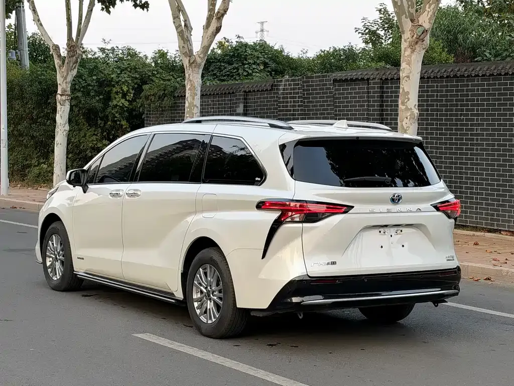 Toyota Sienna — фото 10