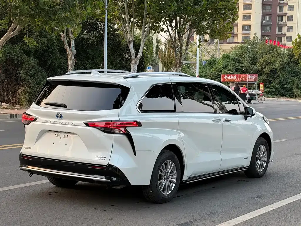 Toyota Sienna — фото 7