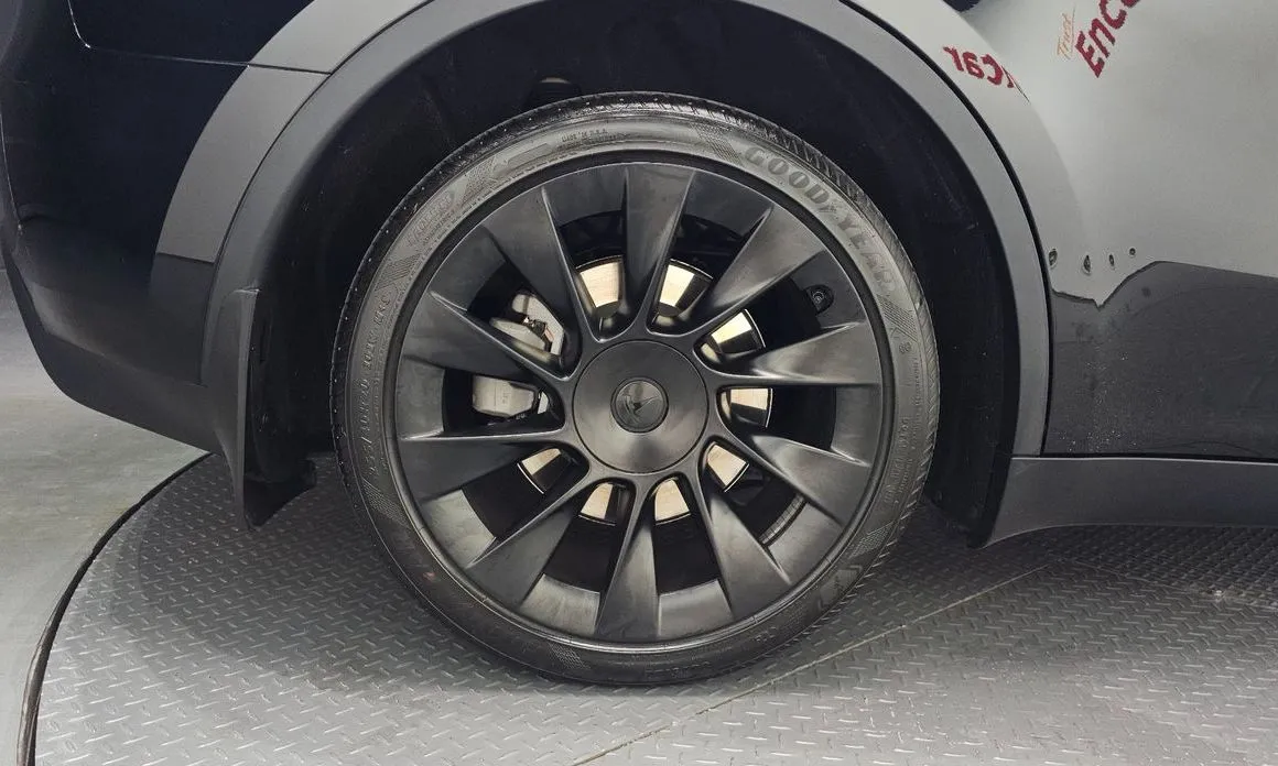 Tesla Model Y — фото 8