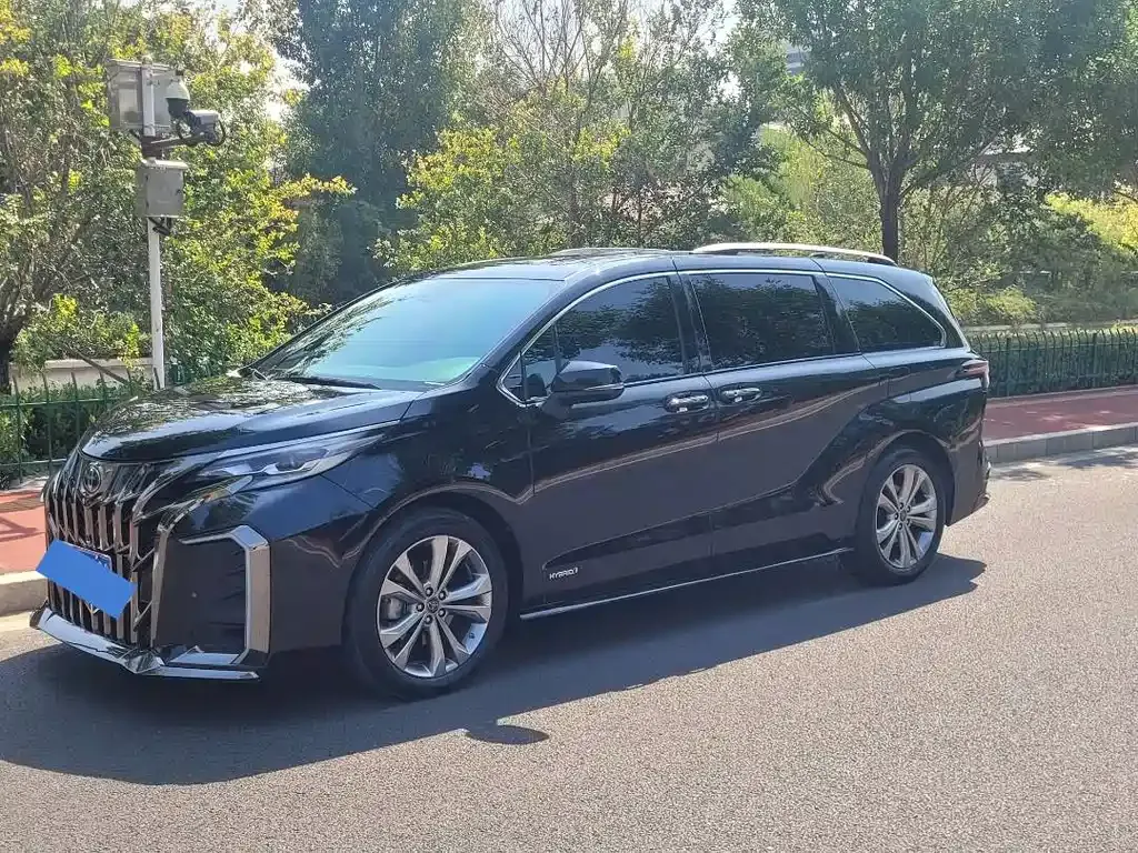 Toyota Sienna — фото 1