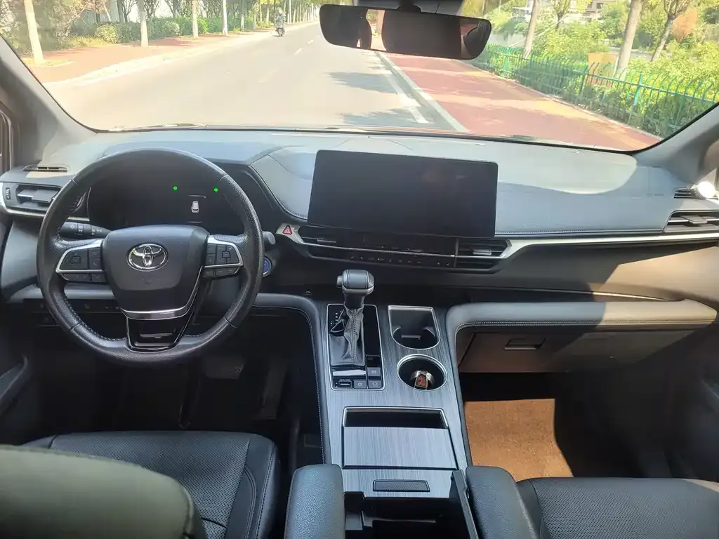 Toyota Sienna — фото 2