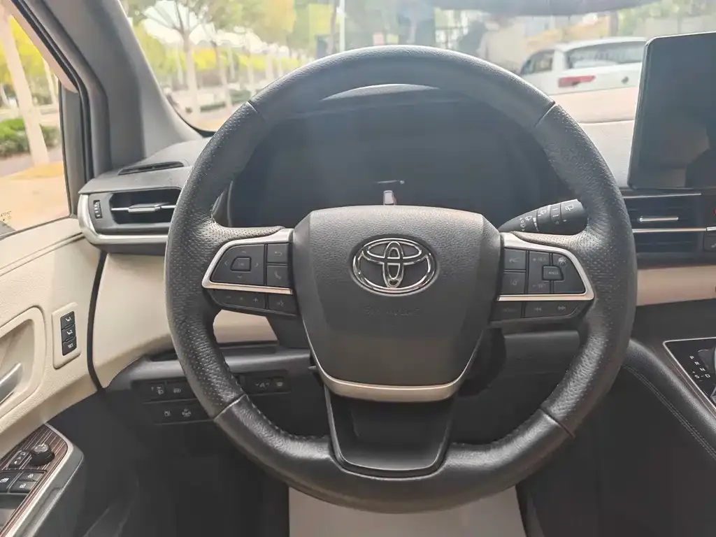 Toyota Granvia — фото 9