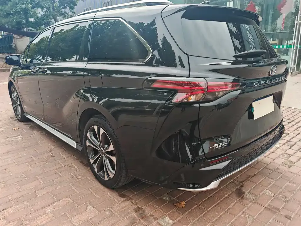Toyota Granvia — фото 8