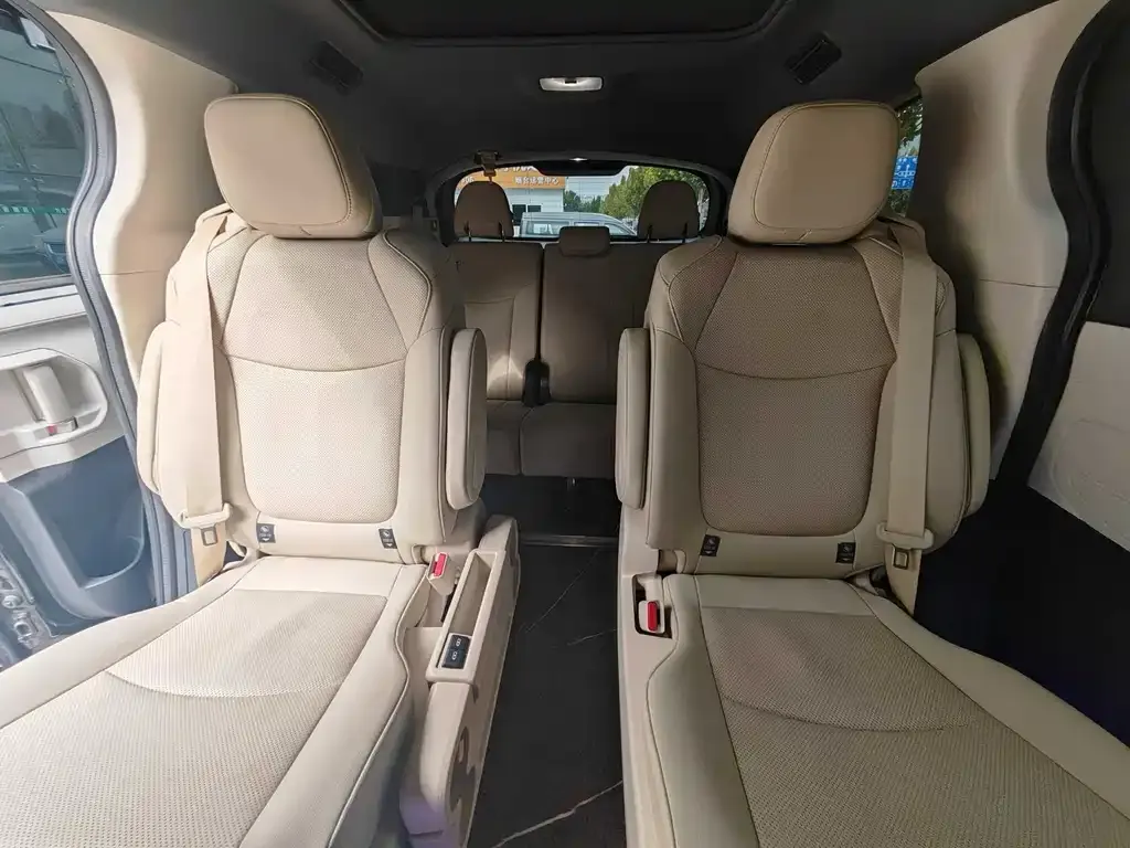 Toyota Granvia — фото 6