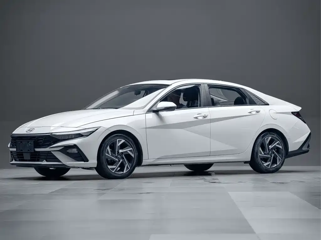 Hyundai Elantra — фото 1