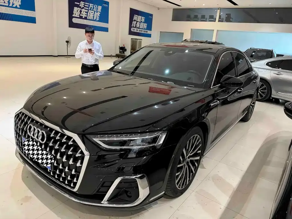 Audi A8 — фото 1