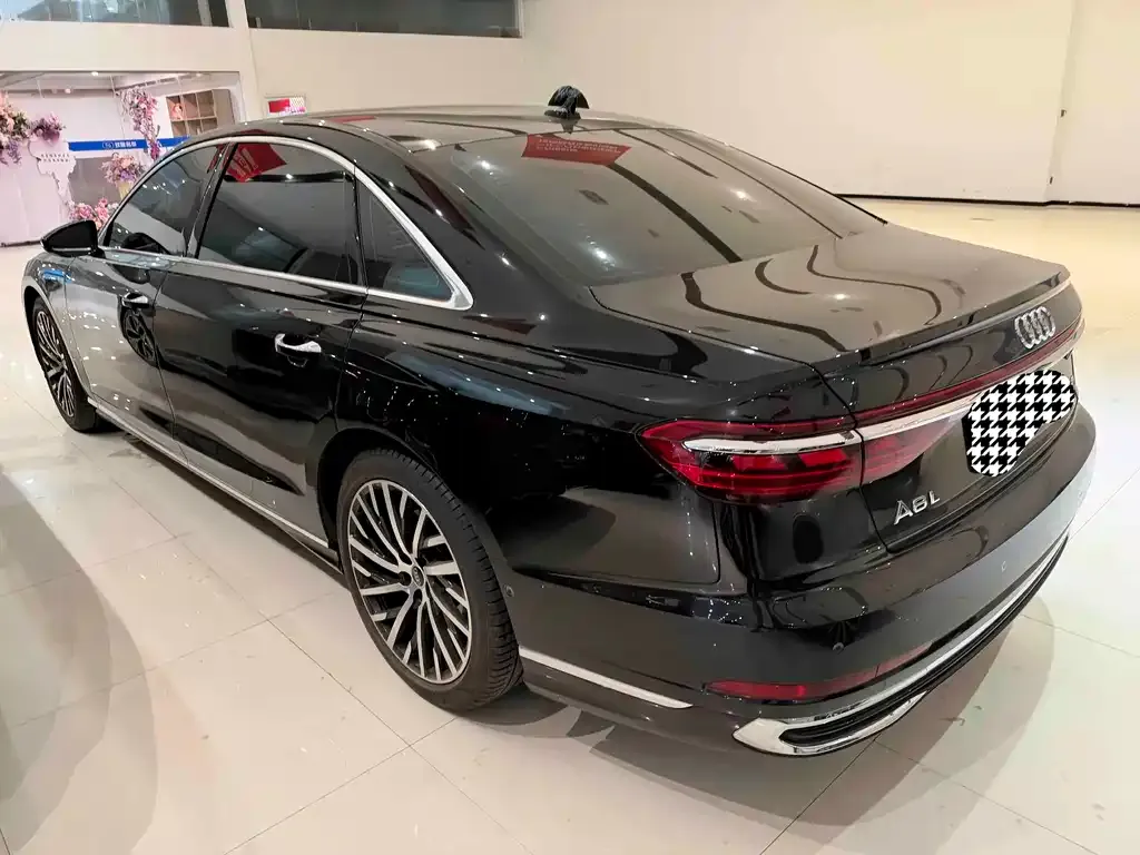 Audi A8 — фото 6