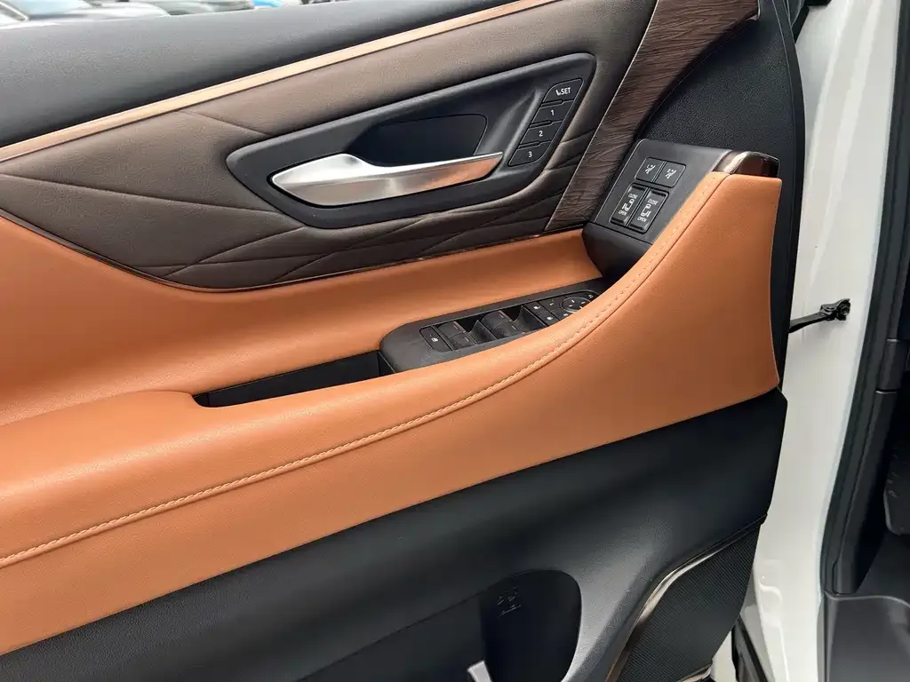 Toyota Vellfire — фото 8