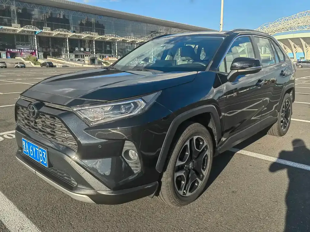 Toyota RAV4 — фото 1
