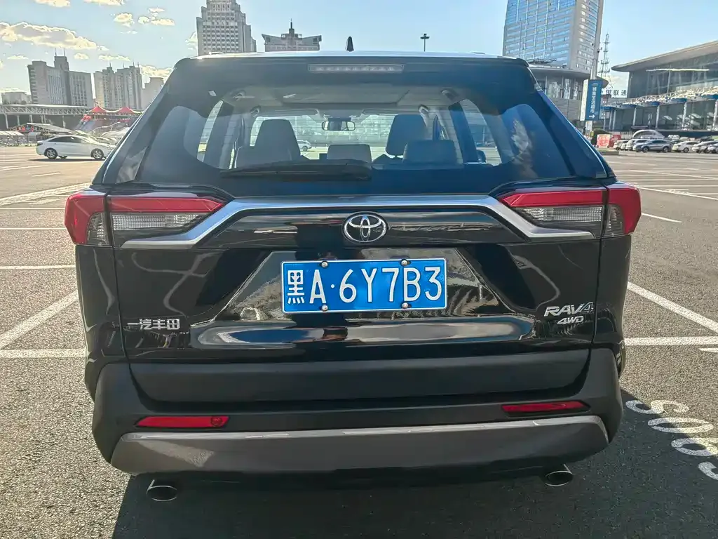 Toyota RAV4 — фото 10