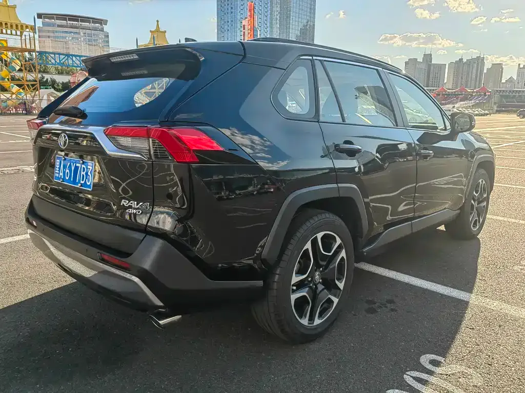 Toyota RAV4 — фото 6