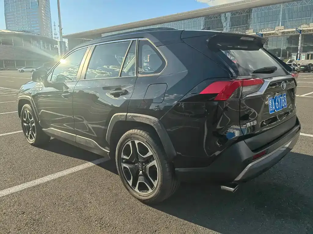 Toyota RAV4 — фото 5