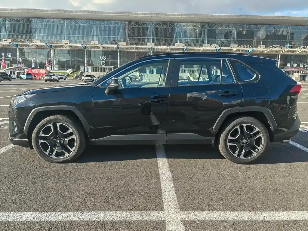 Toyota RAV4 — фото 7