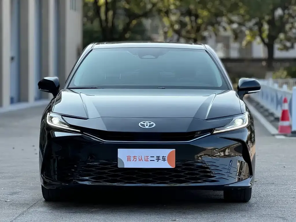 Toyota Camry — фото 2