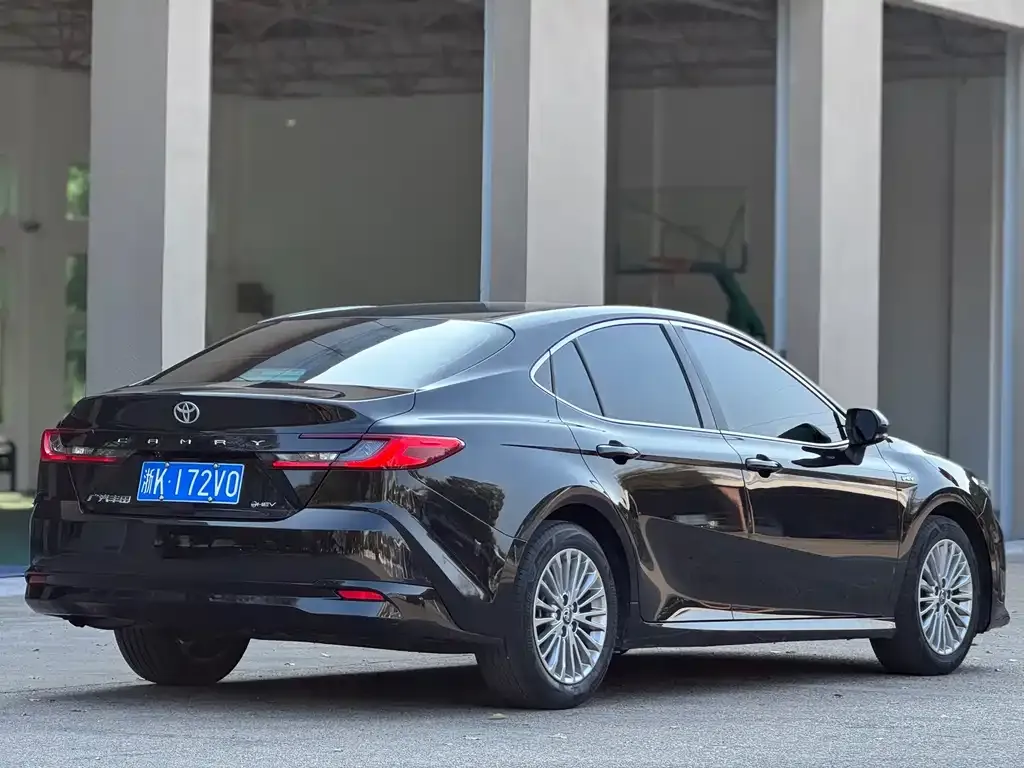 Toyota Camry — фото 10