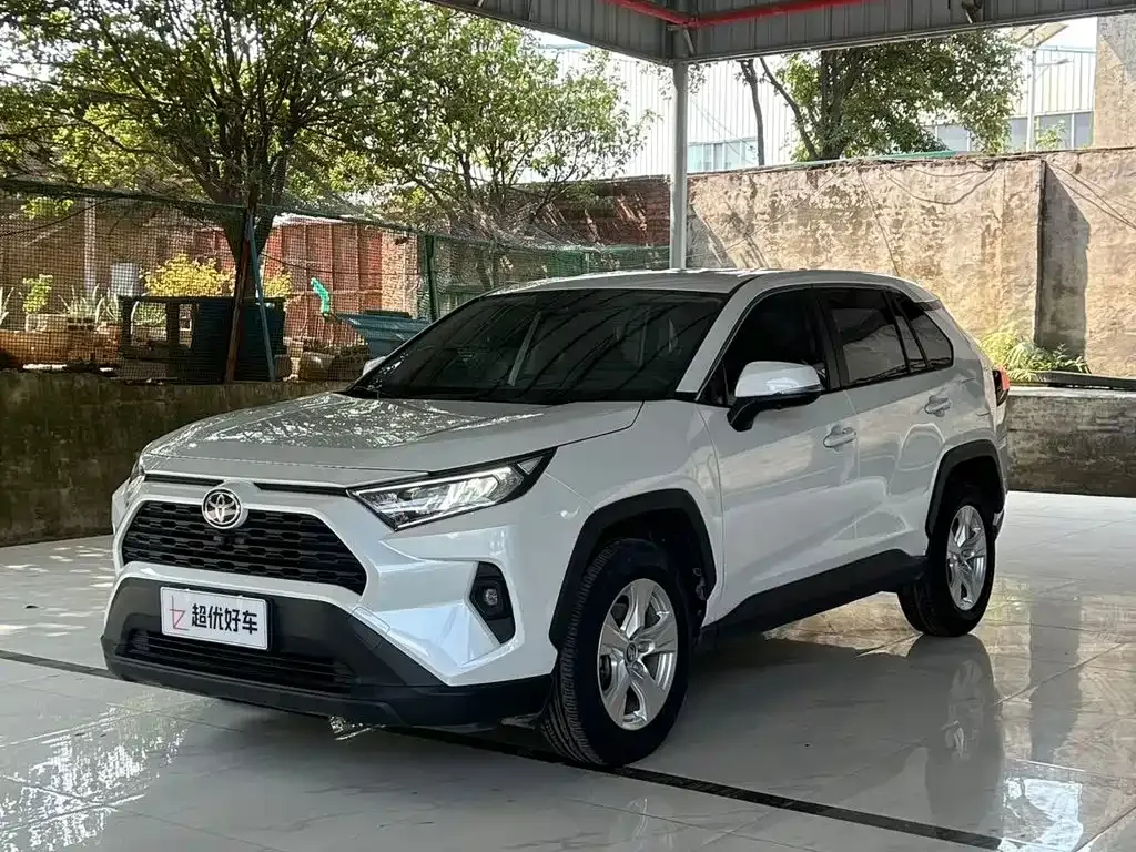 Toyota RAV4 — фото 1