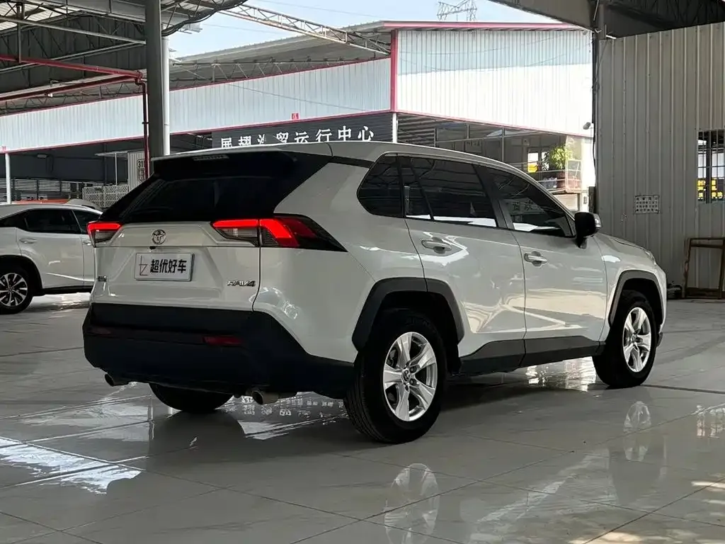 Toyota RAV4 — фото 5