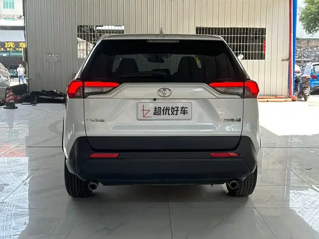 Toyota RAV4 — фото 7
