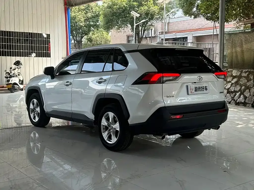 Toyota RAV4 — фото 3