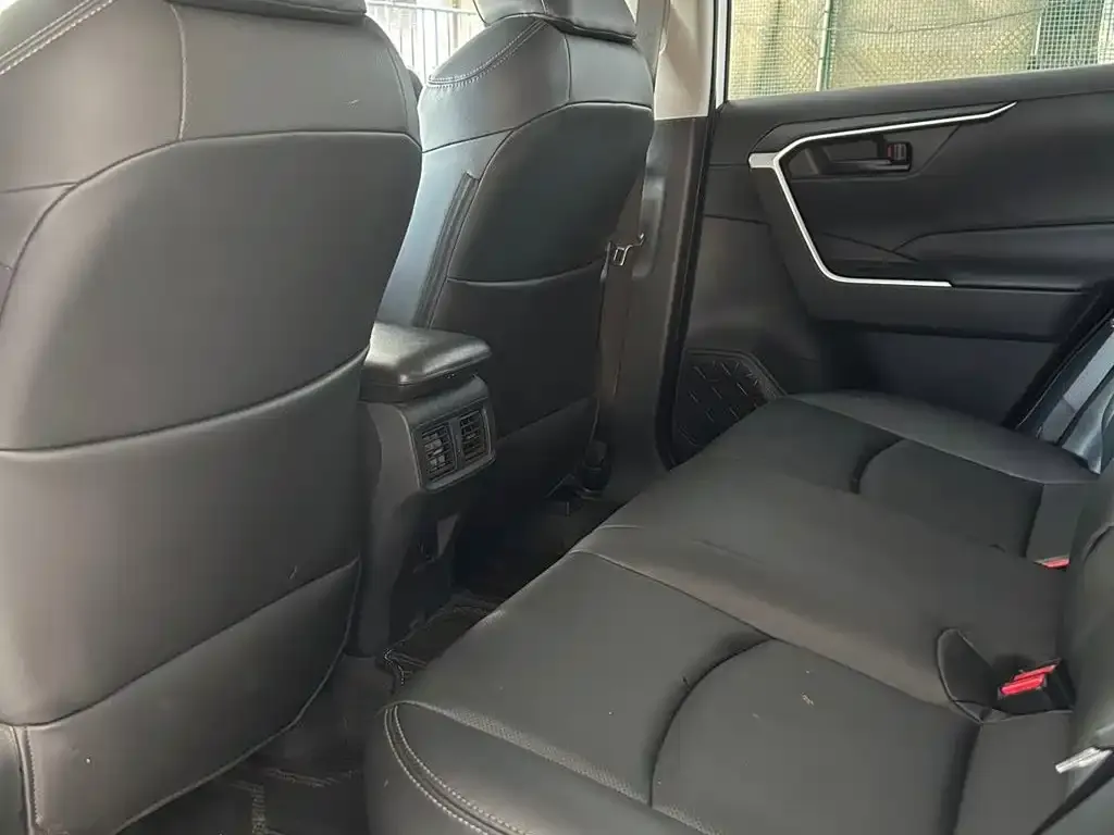 Toyota RAV4 — фото 4