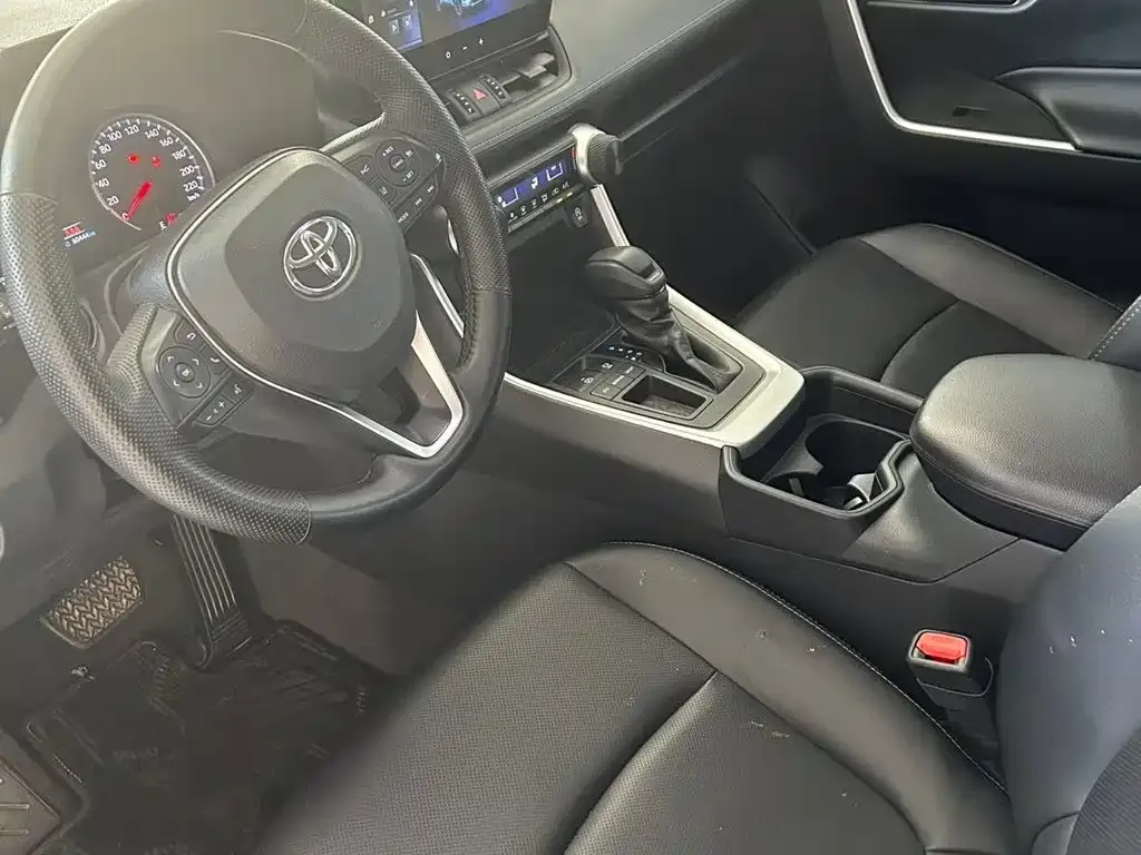 Toyota RAV4 — фото 8