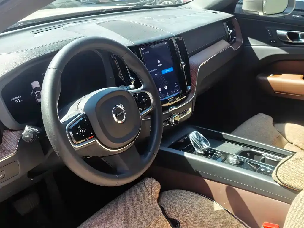 Volvo XC60 — фото 10