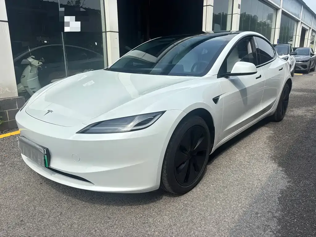 Tesla Model 3 — фото 1