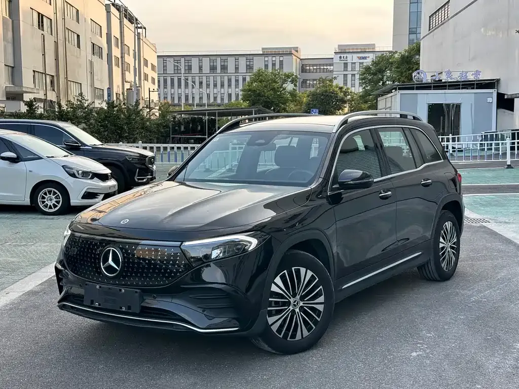Mercedes-Benz EQB — фото 1