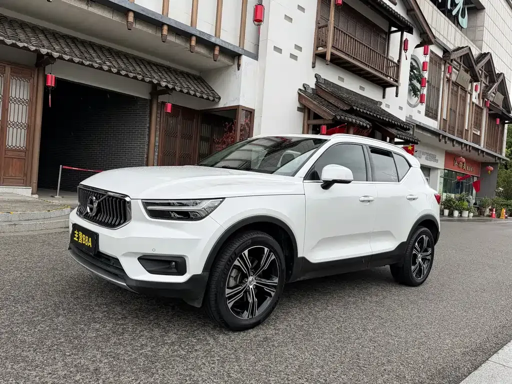 Volvo XC40 — фото 1
