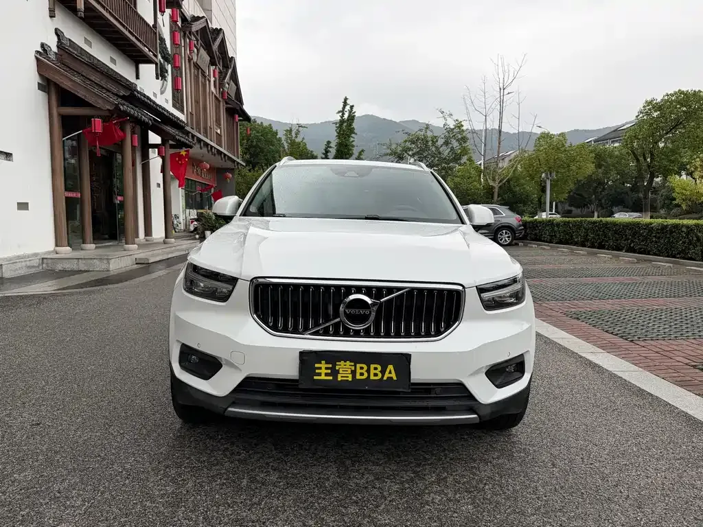 Volvo XC40 — фото 9