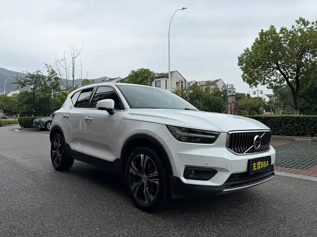 Volvo XC40 — фото 3
