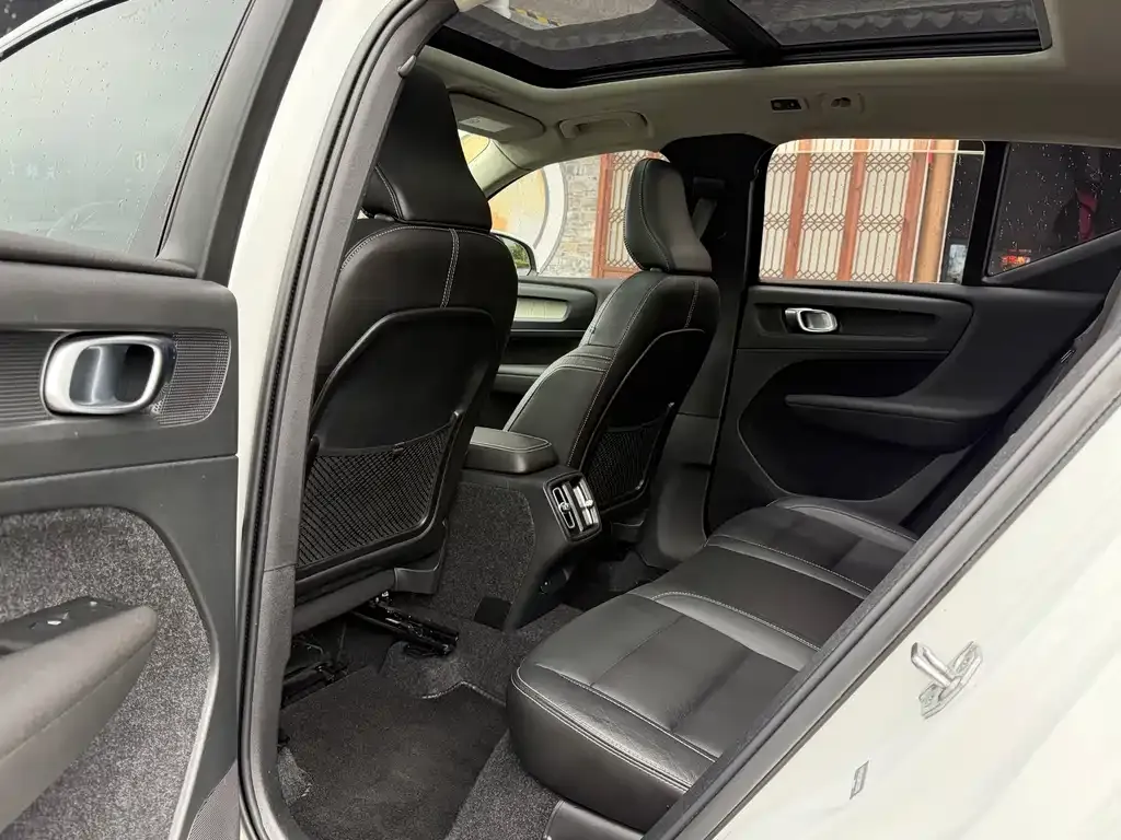 Volvo XC40 — фото 10