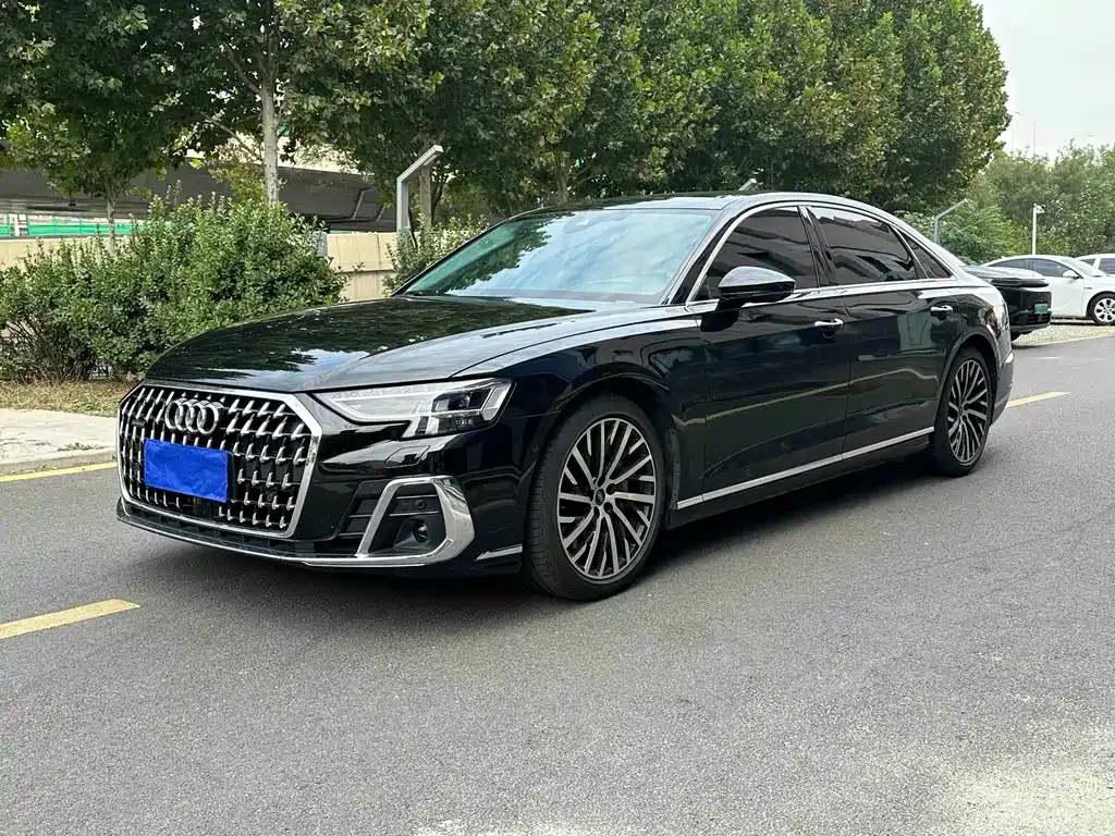Audi A8 — фото 1