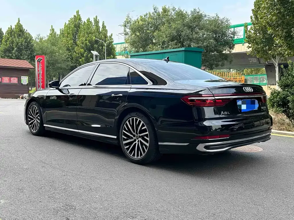 Audi A8 — фото 9