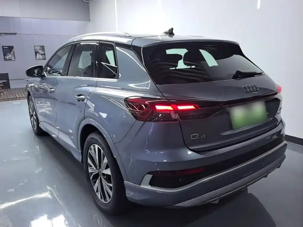 Audi Q4 e-tron — фото 1