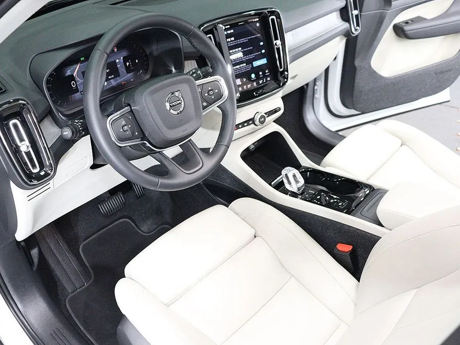 Volvo XC40 — фото 10