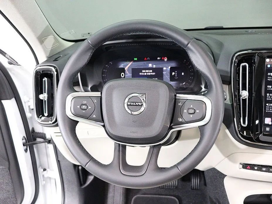 Volvo XC40 — фото 7