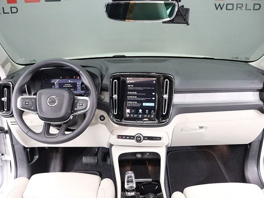 Volvo XC40 — фото 9