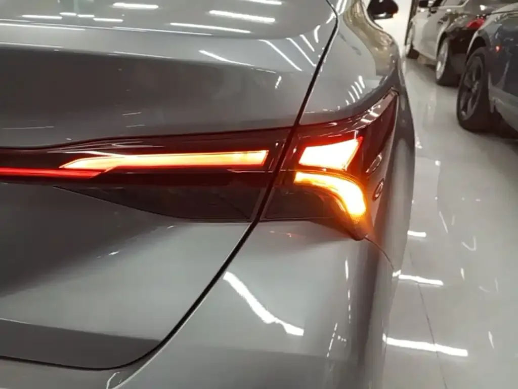 Toyota Avalon — фото 1