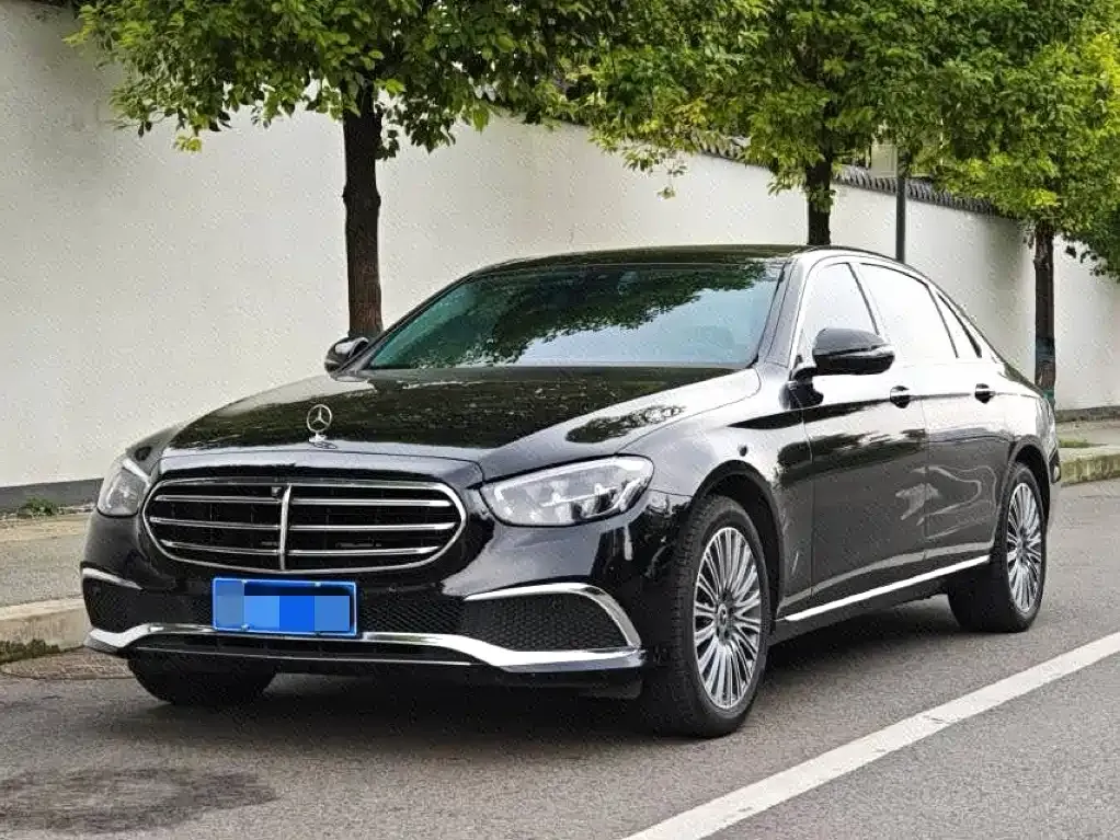 Mercedes-Benz E-Class — фото 1