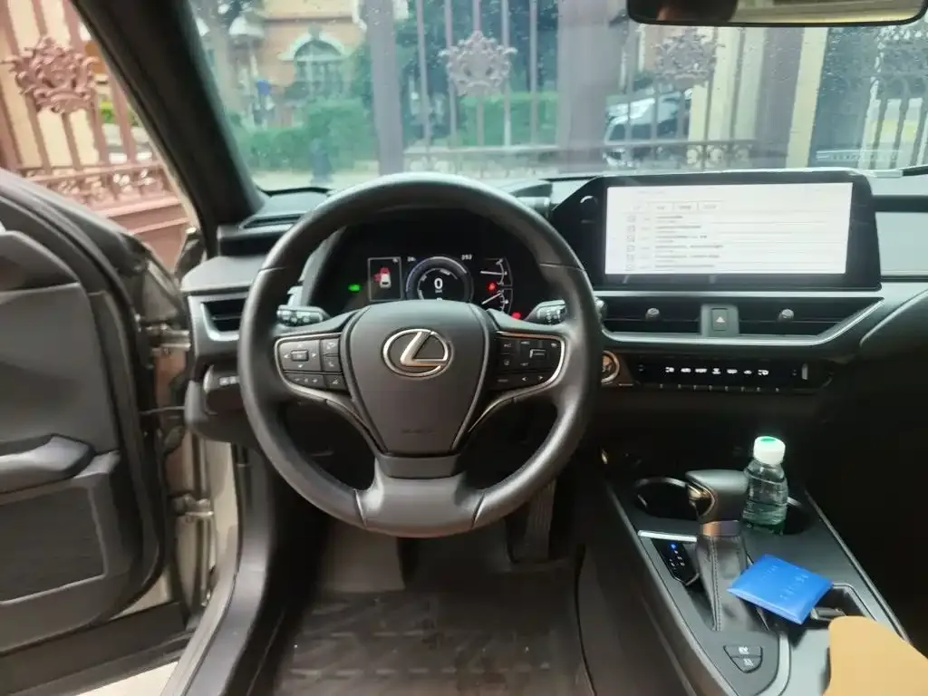 Lexus UX — фото 2