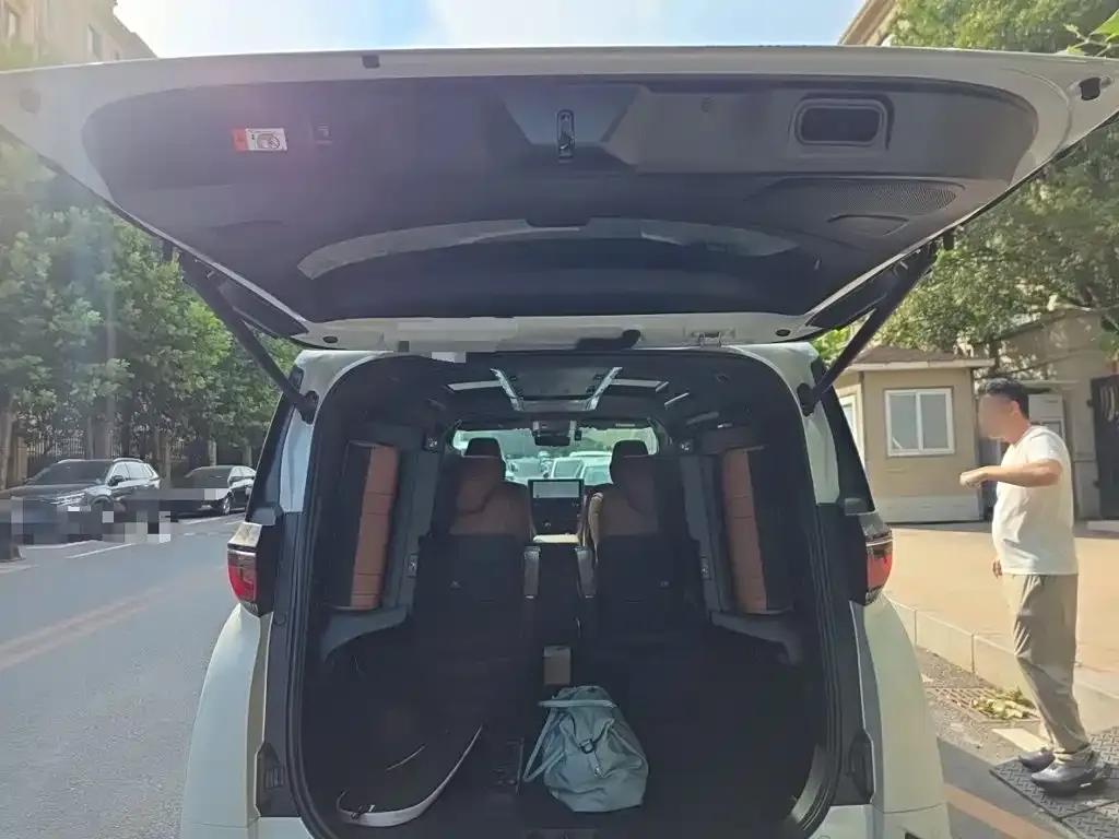 Toyota Vellfire — фото 10
